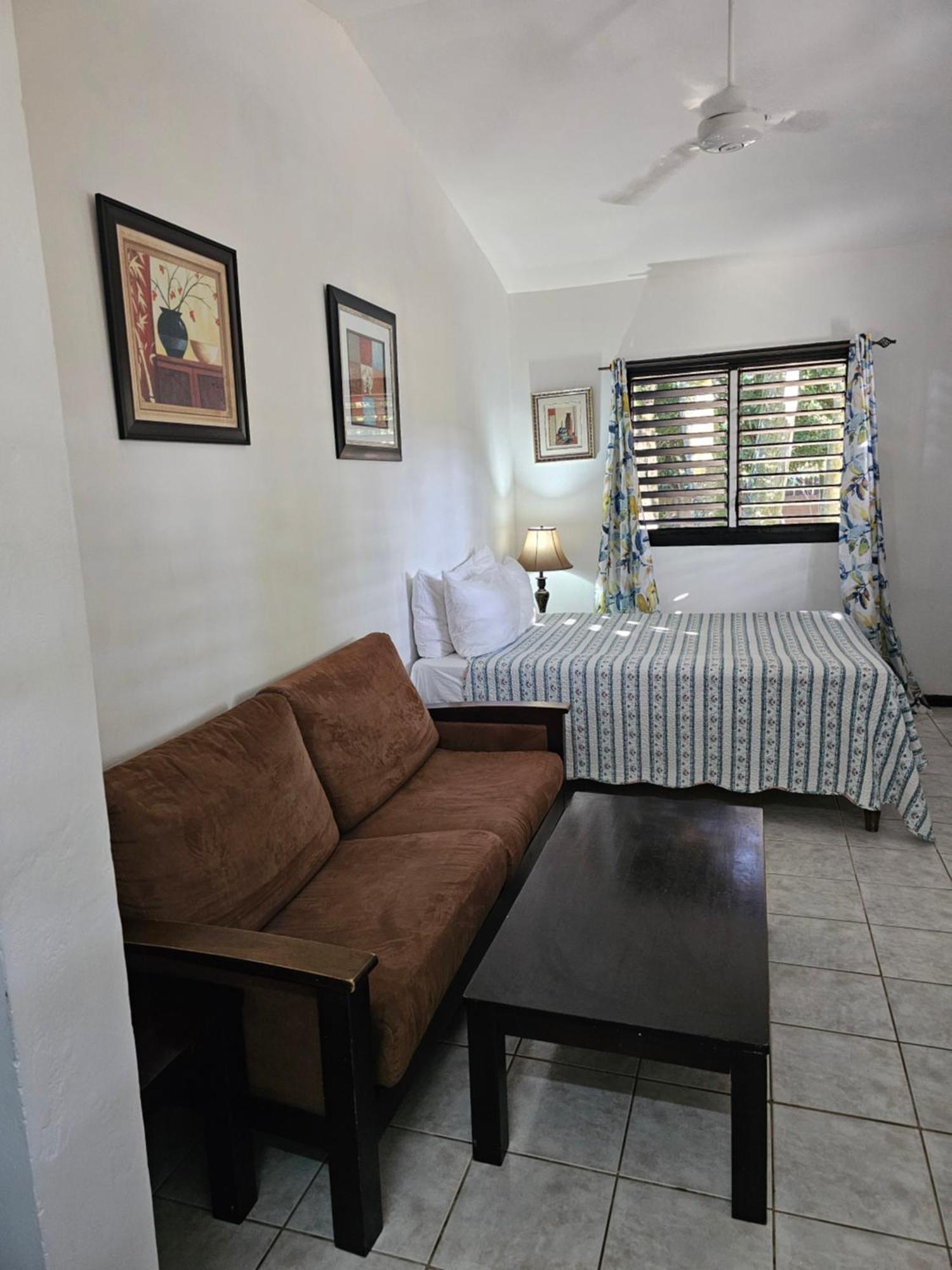 Roots Cafe Rooms Negril Buitenkant foto