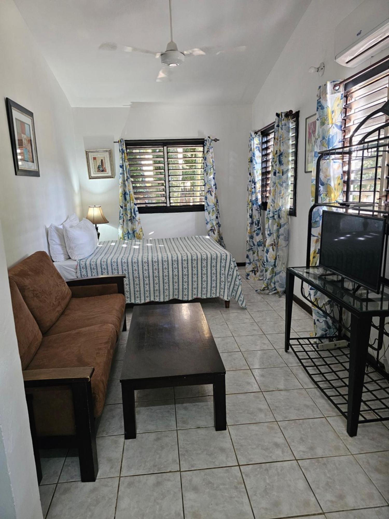 Roots Cafe Rooms Negril Buitenkant foto